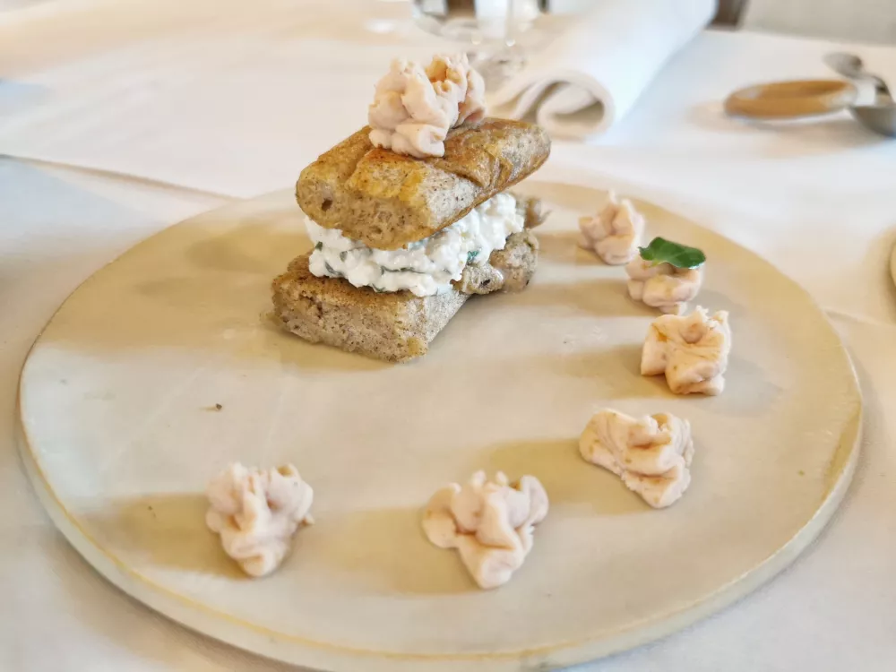 Ajdov blin z drobnjakovo skuto in pa&scaron;teto dimljene postrvi, Gostilna Mencinger