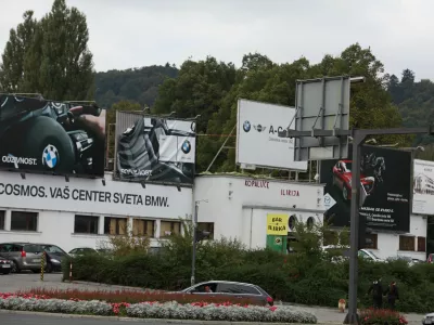 V letih pred začetkom gradnje novega kopali&scaron;ča s pokritim olimpijskim bazenom so se na pročelju Ilirije namnožili oglasni panoji, ki so kazili podobo starega Bloudkovega &scaron;portnega objekta. Foto: Luka Cjuha&nbsp;