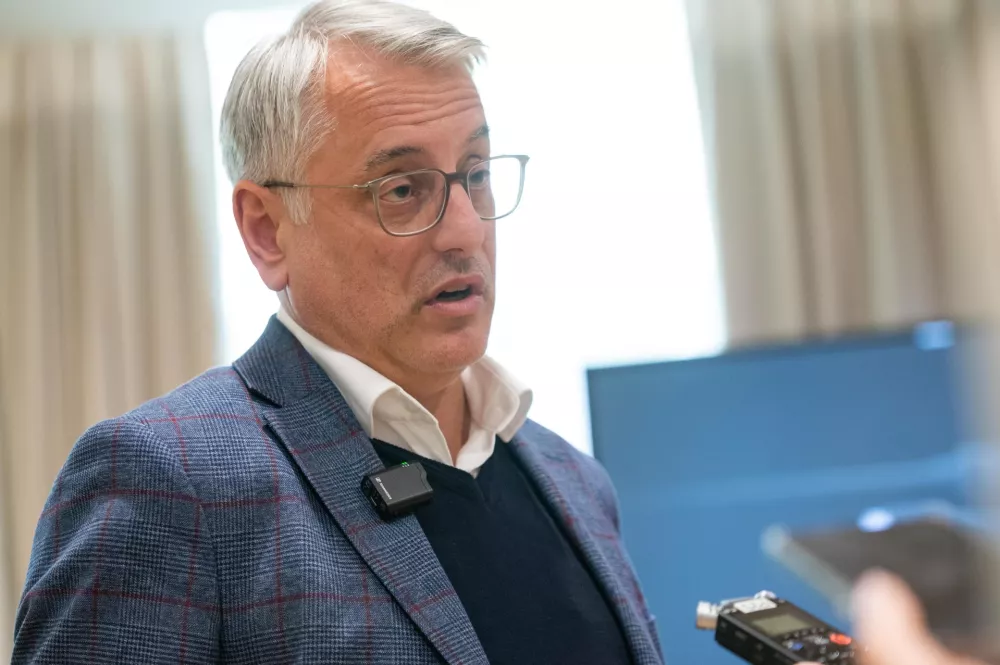 Ljubljana, City hotel.Fototermin ob srecanju gospodarskega ministra Hana z zupanjami in zupani.Minister za gospodarstvo, turizem in sport Matjaz Han.