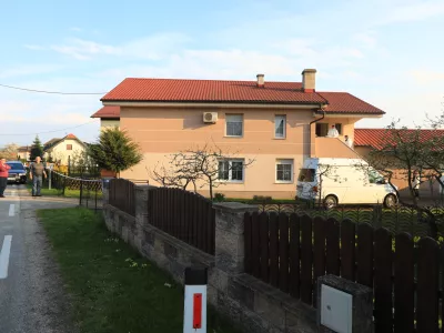 Na Dravskem polju, v občini Star&scaron;e, v majhnem naselju Brun&scaron;vik, ki ne &scaron;teje več kot 435 prebivalcev, se je včeraj zgodaj popoldan zgodila strahovita tragedija. V mlaki krvi je po neuradnih podatkih obležal znani &scaron;portni novinar, 48-letni Ale&scaron; Tihec. Uradne informacije o dogodku so skope, tiskovni predstavnik mariborske policijske uprave Miran &Scaron;adl pa je potrdil, da prve okoli&scaron;čine kažejo, da je mo&scaron;ki umrl nasilne smrti. "Nekaj pred 15. uro so bili policisti Policijske postaje (PP) Rače napoteni na intervencijo v zasebnem prostoru na območju PP Rače. Ob prihodu na kraj so na&scaron;li mo&scaron;kega, ki ni kazal znakov življenja. Takoj so pričeli z oživljanjem, ki so ga nadaljevali &scaron;e re&scaron;evalci, vendar mo&scaron;kemu ni bilo več pomoči. Umrl je na kraju," je pojasnil &Scaron;adl in razkril, da so policisti.v povezavi z dogodkom pridržali eno osumljenko.