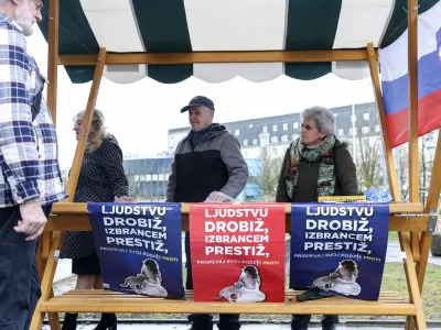 - 13.03.2025 - Janez Jan&scaron;a oddal svoj podpis PROTI PRIVILEGIJEM na Upravni enoti, Linhartova - referendum, plakati, SDS//FOTO: Jaka Gasar