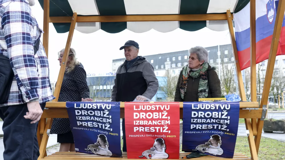 - 13.03.2025 - Janez Jan&scaron;a oddal svoj podpis PROTI PRIVILEGIJEM na Upravni enoti, Linhartova - referendum, plakati, SDS//FOTO: Jaka Gasar