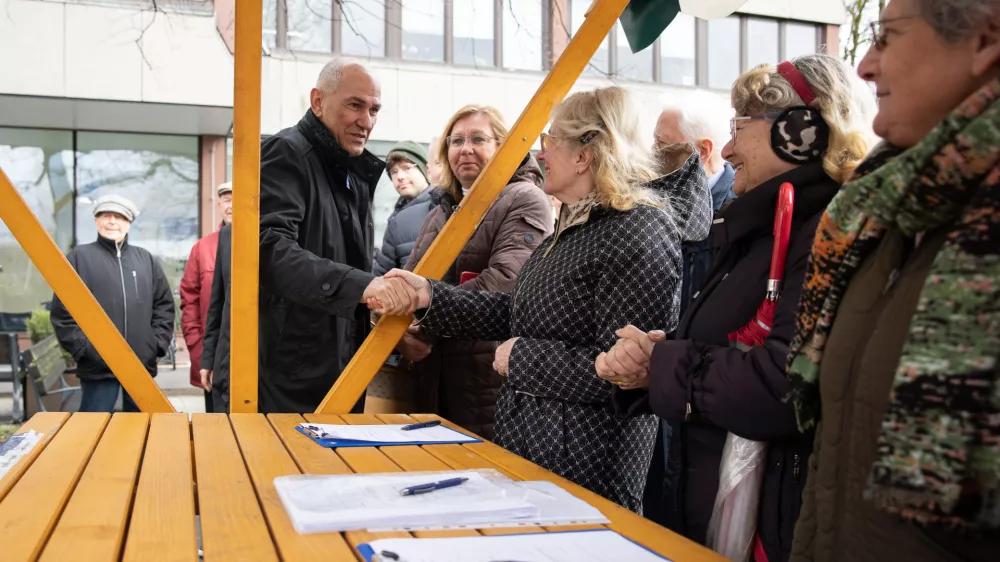 Ljubljana, Upravna enota Bezigrad.Predsednik SDS Janez Jansa je oddal svoj podpis za razpis referenduma o zakonu o dodatku k pokojnini za izjemne dosezke na podrocju umetnosti in ob tem dal tudi izjavo za medije.