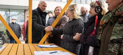 Ljubljana, Upravna enota Bezigrad.Predsednik SDS Janez Jansa je oddal svoj podpis za razpis referenduma o zakonu o dodatku k pokojnini za izjemne dosezke na podrocju umetnosti in ob tem dal tudi izjavo za medije.