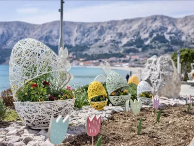 Velikonočna dekoracija nagovarja obiskovalce Ba&scaron;ke in otoka Krk. F TZ Otok Krk