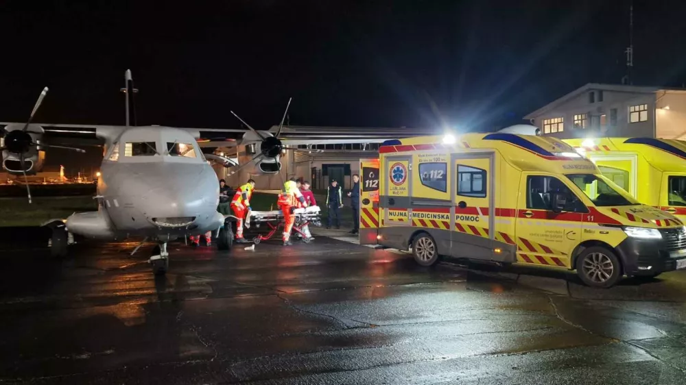 Brnik, Letalisce Jozeta Pucnika.Na Letalisce Jozeta Pucnika je prispelo letalo z dvema poskodovanima v pozaru v Severni Makedoniji.Foto: MORS