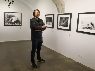 Jona Žagarja &scaron;e posebej navdihuje skrivnostna nočna krajina, ki jo ovekoveči s premi&scaron;ljeno igro svetlobe in senc. Foto: Luka Cjuha