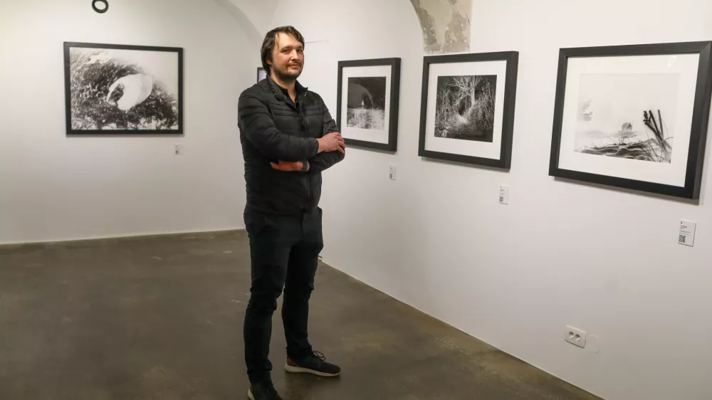 Jona Žagarja &scaron;e posebej navdihuje skrivnostna nočna krajina, ki jo ovekoveči s premi&scaron;ljeno igro svetlobe in senc. Foto: Luka Cjuha
