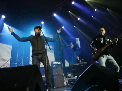 -Sarajevska skupina Plavi orkestar-Ljubljana, Hala Tivoli-Sarajevska pop rock skupina Plavi orkestar je v Ljubljani prvič po desetih letih nastopila na velikem dvoranskem koncertu v Hali Tivoli  //FOTO: Matej Pov&scaron;eOPOMBA: ZA OBJAVO V ČASOPISU DNEVNIK 