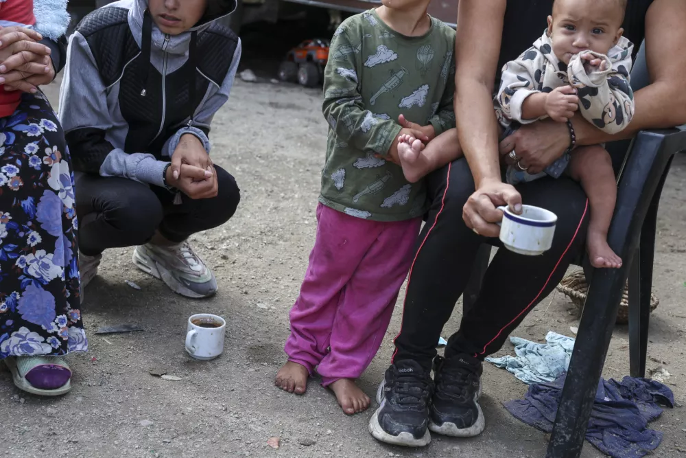 - romsko naselje Dobru&scaron;ka vas- 19.09.2024 - V Kulturnem domu v &Scaron;kocjanu je bila seja Medresorske vladne komisije za urejanje položaja Romov, medtem bo pred kulturnim domom tudi protestni shod//FOTO: Jaka Gasar / Foto: Jaka Gasar