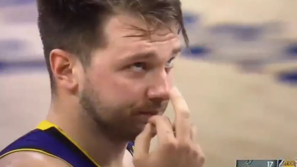 Luka Dončić je obroču želel na skrivaj pokazati sredinca. Foto: X