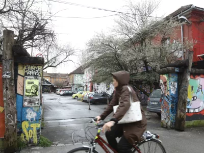 ''Določila o evakuacijskem&nbsp;načrtu&nbsp;z zasilnimi izhodi&nbsp;na papirju sicer delujejo dobro, v praksi pa je lahko vse drugače.'' Foto: Luka Cjuha