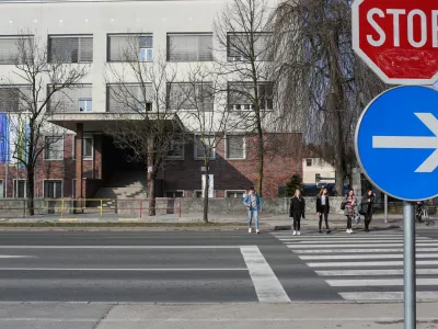 prometni znak - stop - obvezna smer - prehod za pe&scaron;ce- 11.02.2020 - Gimnazija Vič, Trža&scaron;ka cesta 72, Ljubljana //foto: Bojan Velikonja