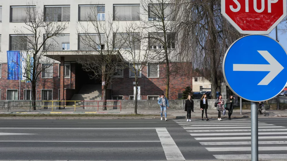 prometni znak - stop - obvezna smer - prehod za pe&scaron;ce- 11.02.2020 - Gimnazija Vič, Trža&scaron;ka cesta 72, Ljubljana //foto: Bojan Velikonja