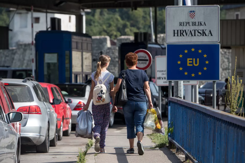 - 04.08.2017 &ndash; Bosna in Hercegovina (BIH) - Bosanska Kostajnica ob meji s Hrva&scaron;ko ob reki Uni na severozahodu BiH, Republika Srpska - Nedefinirana meja med Hrva&scaron;ko in Bosno &ndash; mejni spori s sosedami iz nekdanje Jugoslavije &ndash; hrva&scaron;ko-bosanska meja - mejni prehod, EU, Evropa//FOTO: Matjaž Ru&scaron;tOPOMBA: DNEVNIKOV OBJEKTIV &ndash; REPORTAŽA 2017