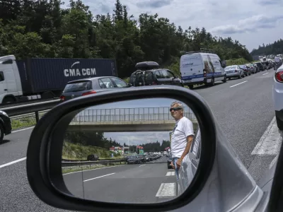 - prometni zastoj - promet je obstal vse do ljubljanske obvoznice - - 13.07.2015 - Primorska avtocesta - huda prometna nesreča s smrtnim izidom na avtocesti med Lomom in Uncem proti Kopru - življenje so izgubili &scaron;tirje romunski državljani - voznik tovornega vozila s cisterno, ki je bilo udeleženo v prometni nesreči je s kraja nesreče pobegnil - ///FOTO: Jaka Gasar