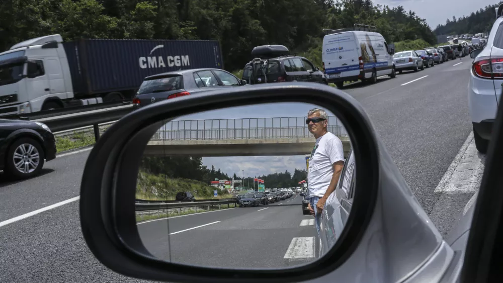 - prometni zastoj - promet je obstal vse do ljubljanske obvoznice - - 13.07.2015 - Primorska avtocesta - huda prometna nesreča s smrtnim izidom na avtocesti med Lomom in Uncem proti Kopru - življenje so izgubili &scaron;tirje romunski državljani - voznik tovornega vozila s cisterno, ki je bilo udeleženo v prometni nesreči je s kraja nesreče pobegnil - ///FOTO: Jaka Gasar