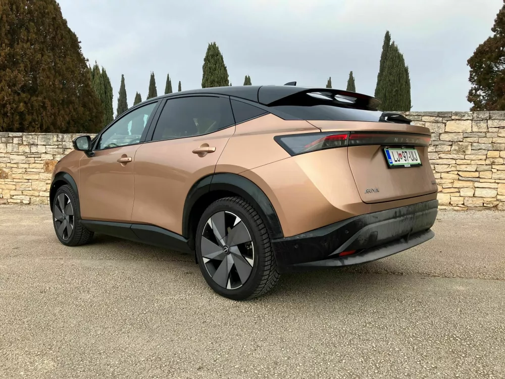 V notranjosti je dovolj prostora, tudi na zadnji klopi, ki je lahko ogrevana. Prtljažnik pogoltne 415 litrov, v dvojnem dnu hranimo polnilne kable.&nbsp;Foto: Matej &Scaron;takul