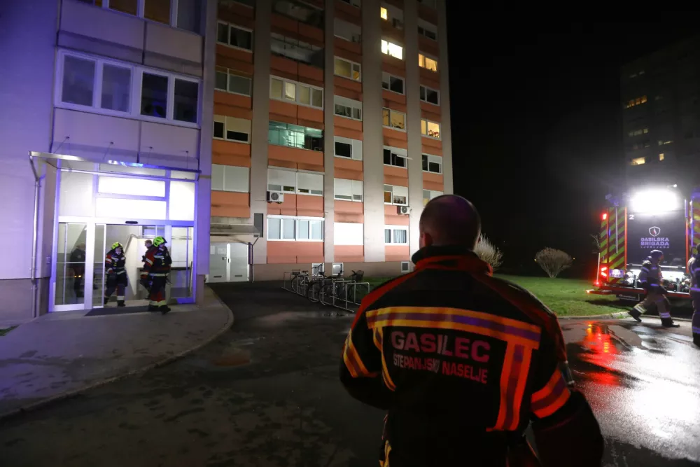 18.03.2025 Požar v stanovanju &Scaron;tepanjski naselje - gasilec gasilciFoto: Luka Cjuha