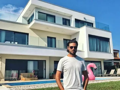 Stjepan Hauser pred svojo vilo. F instagram Stjepana Hauserja