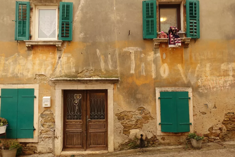 Momjan politični grafit Dr. Eric U&scaron;ić: Zidovi pamte / Foto: Eric U&scaron;ić