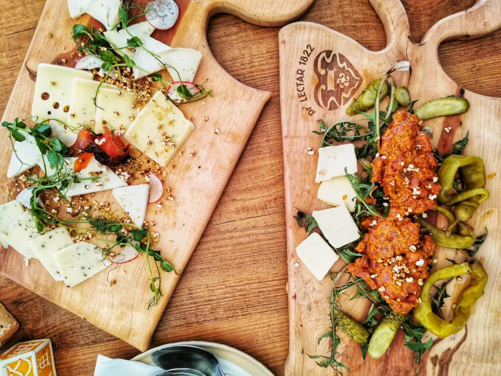 Plo&scaron;ča sirov in tatarski biftek, Gostilna Pr' Lectar