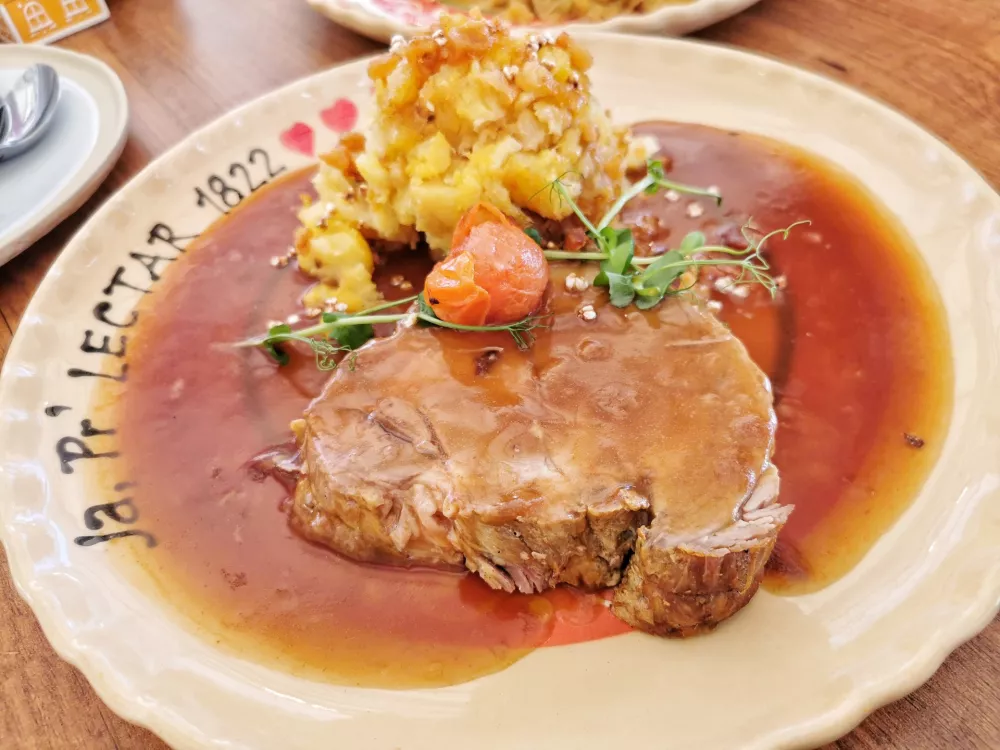 Svinjska pečenka s praženim krompirjem, Gostilna Pr' Lectar