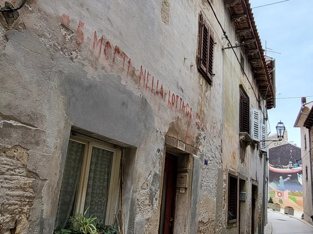 Vodnjan, Eric U&scaron;ić, parole na zidovih / Foto: Katja Gle&scaron;čič 