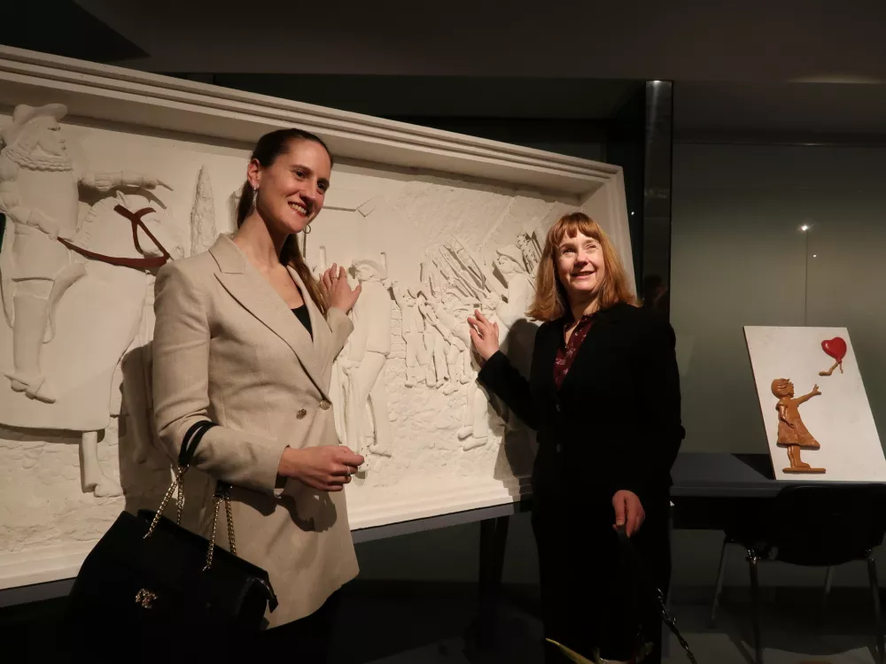 Slepa britanska veleposlanica v Sloveniji Victoria Harrison (levo) je otipala, kako je slikar Tone Kralj upodobil tolminski kmečki upor.&nbsp;/ Foto: Nata&scaron;a Bucik Ozebek