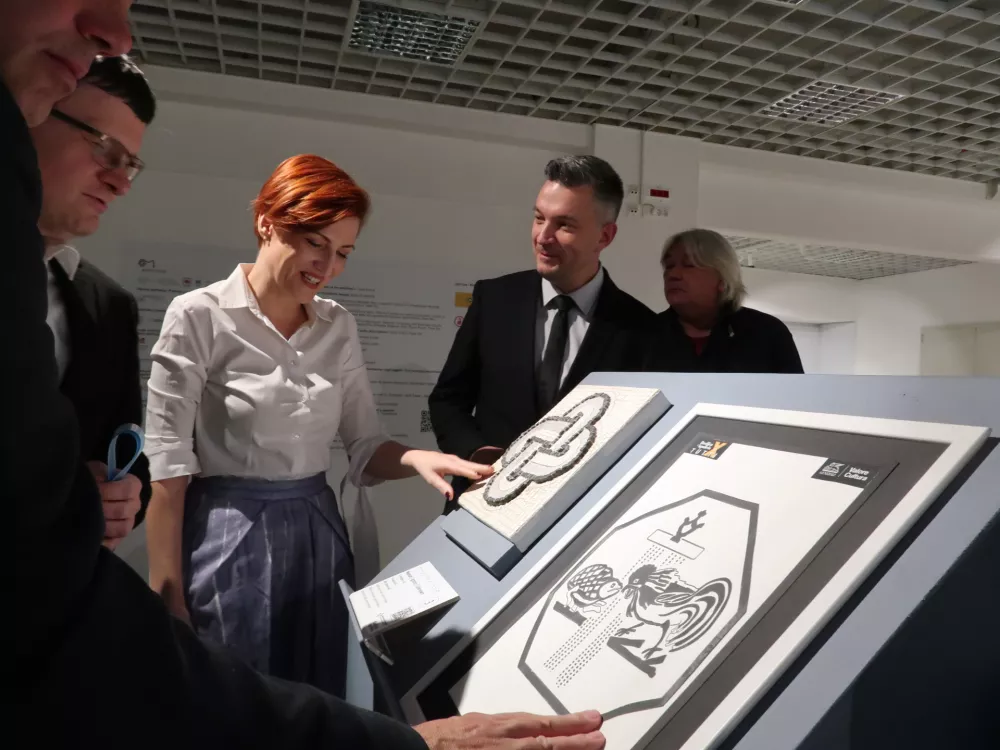 Gonilni sili razstave: Igor Miljavec in David Kožuh ob ministrici za kulturo Asti Vrečko.&nbsp;/ Foto: Nata&scaron;a Bucik Ozebek