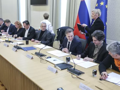 Lidija Jerkič, Luka Mesec, Matjaž Han, Robert Golob, Klemen Bo&scaron;tjančič, Marjan Trobi&scaron;- 02.04.2025 - podpis dogovora socialnih partnerjev o noveli zakona o pokojninskem in invalidskem zavarovanju, na katerem bodo predstavili usklajene spremembe sistema pokojninskega in invalidskega zavarovanja//FOTO: Jaka Gasar