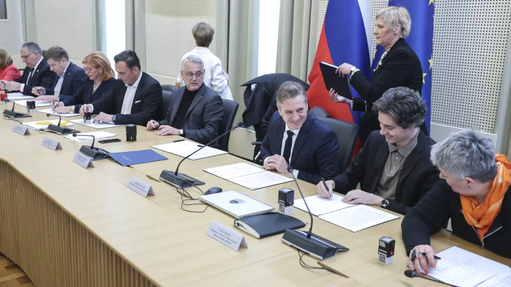 Lidija Jerkič, Luka Mesec, Matjaž Han, Robert Golob, Klemen Bo&scaron;tjančič, Marjan Trobi&scaron;- 02.04.2025 - podpis dogovora socialnih partnerjev o noveli zakona o pokojninskem in invalidskem zavarovanju, na katerem bodo predstavili usklajene spremembe sistema pokojninskega in invalidskega zavarovanja//FOTO: Jaka Gasar