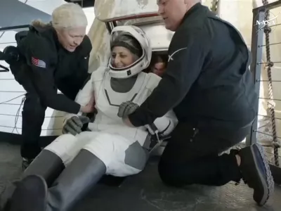 Suni Williams so takole pomagali po povratku na Zemljo. &nbsp;/ Foto: Reuters/Nasa