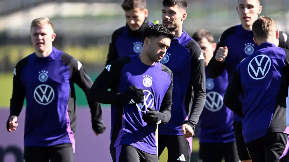 18 March 2025, North Rhine-Westphalia, Dortmund: Germany's Nadiem Amiri (C) takes part in a training session for the team ahead of Thursday's UEFA&nbsp;Nations League quarter-final match against Italy. Photo: Federico Gambarini/dpa