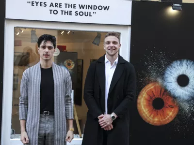 Ustvarjalca Mart Ogrin (levo) in Luka &Scaron;tuhec, ki izdelujeta makro fotografije oči, bosta v prihodnje v svojem studiu začela izdelovati tudi posnetke pasjih in mačjih oči. Foto: Jaka Gasar