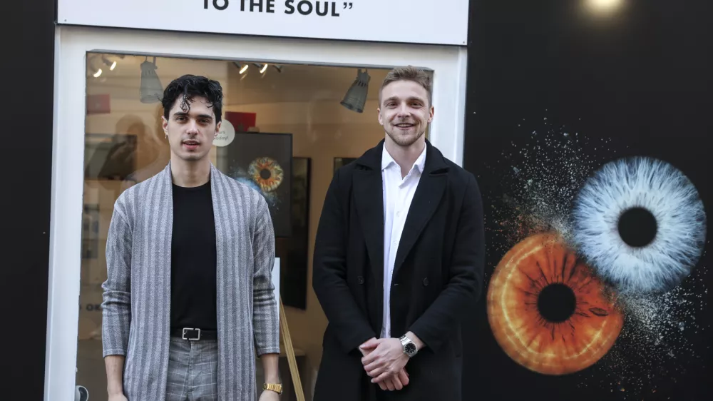 Ustvarjalca Mart Ogrin (levo) in Luka &Scaron;tuhec, ki izdelujeta makro fotografije oči, bosta v prihodnje v svojem studiu začela izdelovati tudi posnetke pasjih in mačjih oči. Foto: Jaka Gasar