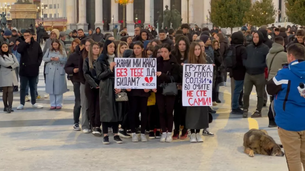 Na ulicah mest po MKakedoniji več tisoč ljudi vsak dan objokuje tragedijo v Kočanih. Foto: Profimedia