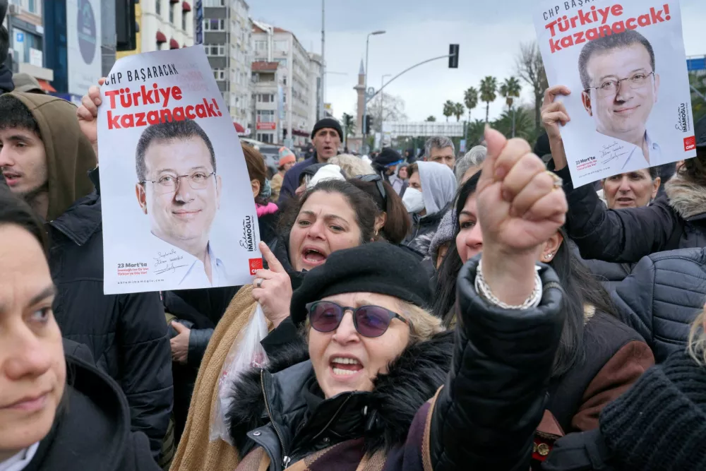 Supporters of Istanbul Mayor Ekrem Imamoglu gather near the city's police headquarters in Istanbul, Turkey, March 19, 2025. REUTERS/Tolga Uluturk   TPX IMAGES OF THE DAY