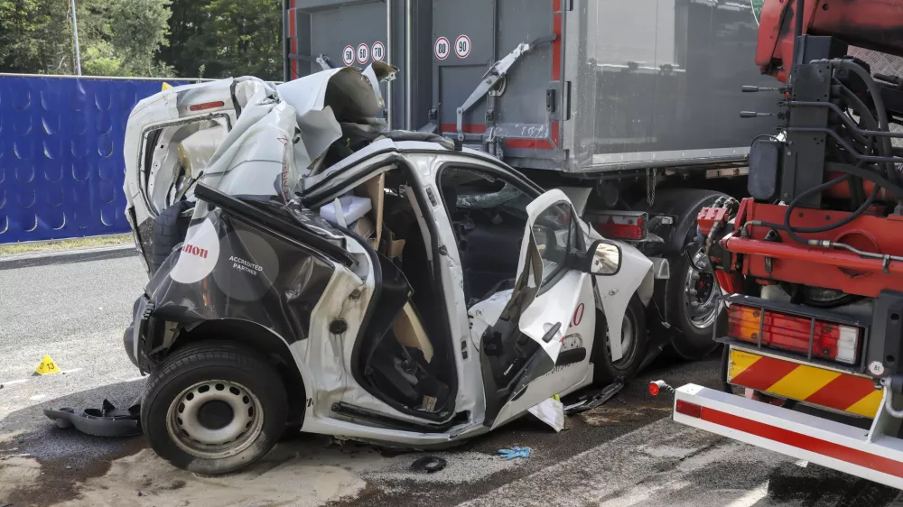 - 27.06.2022 - Prometna nesreča na južni ljubljanski obvoznici pri priključku Ljubljana jug proti razcepu Kozarje - policija, gasilci, re&scaron;evanje //FOTO: Jaka Gasar