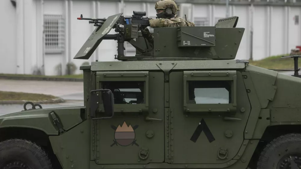 - simbolična fotografija &ndash; vojaki SV -- 31.03.2023 &ndash; Slovenska vojska (SV) - Voja&scaron;nica Ivana Cankarja Vrhnika - obisk predsednice republike v okviru katerega se je seznanila s stanjem pripravljenosti Slovenske vojske v letu 2022, //FOTO: Jaka Gasar