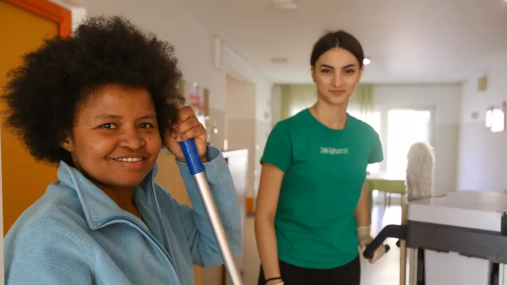 Na levi se smeji Hely, ki je v dom starej&scaron;ih na Prevaljah pri&scaron;la z daljnega Madagaskarja. Foto: Luka Cjuha