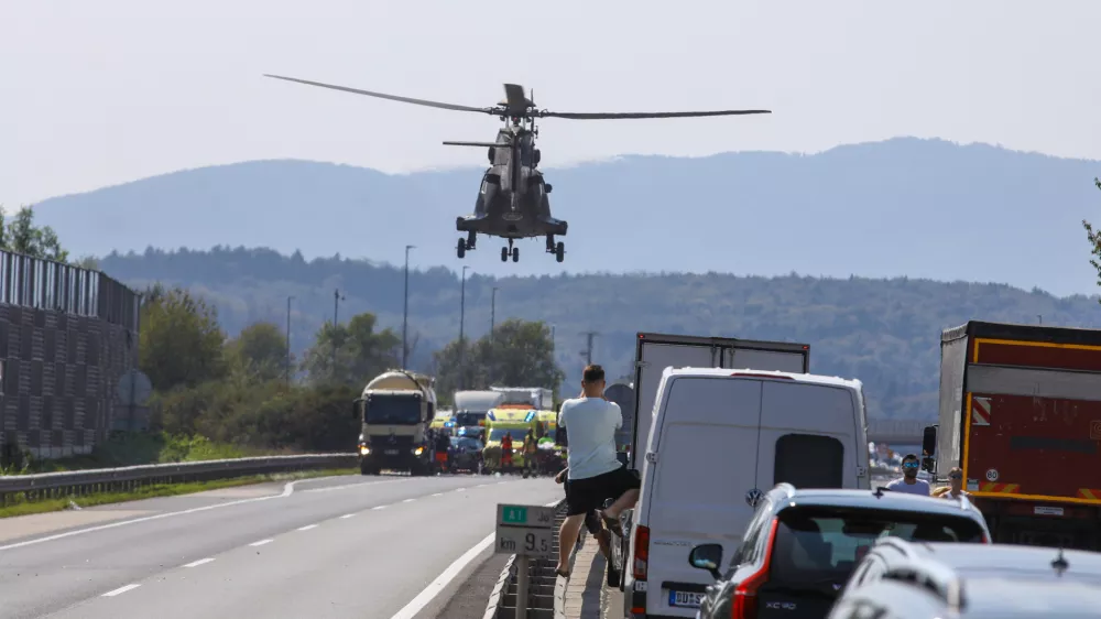 28.08.2024 - Prometna nesreča - &Scaron;tajerska avtocesta - re&scaron;evanje s helikopterjem FOTO: Luka Cjuha