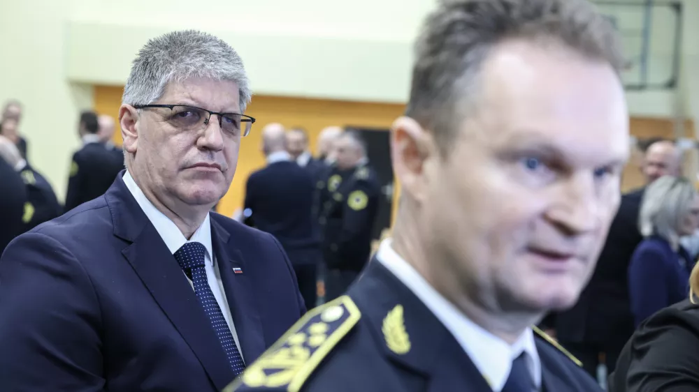 Notranji minister Bo&scaron;tjan Poklukar po dveh mesecih &scaron;e ni objavil razpisa za generalnega direktorja policije, ki jo trenutno kot v. d. vodi Damjan Petrič. F Jaka Gasar Q