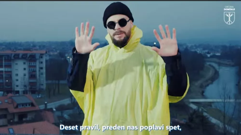 Leopold I preko razgibanih rim nagovarja poslu&scaron;alca, kako pomembna je samoza&scaron;čita pred morebitnimi poplavami. Foto posnetek zaslona/youtube