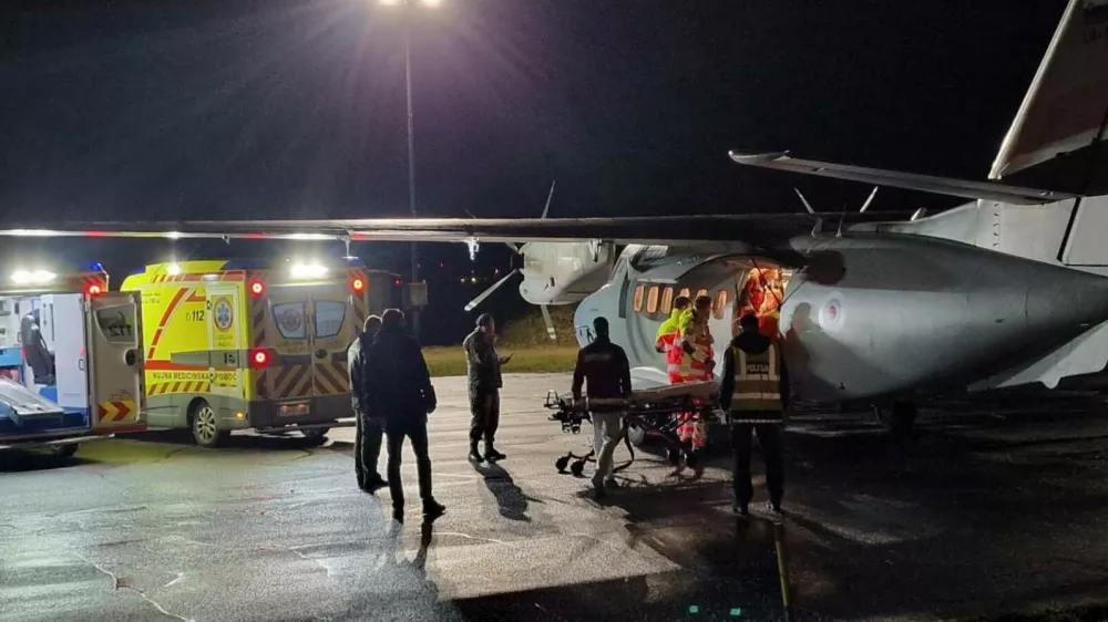 Brnik, Letalisce Jozeta Pucnika.Na Letalisce Jozeta Pucnika je prispelo letalo z dvema poskodovanima v pozaru v Severni Makedoniji.Foto: MORS