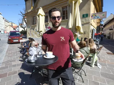 Kljub vi&scaron;jim cenam kave lokali ne zaznavajo manj&scaron;ega obiska. Foto: Luka Cjuha