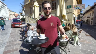 Kljub vi&scaron;jim cenam kave lokali ne zaznavajo manj&scaron;ega obiska. Foto: Luka Cjuha