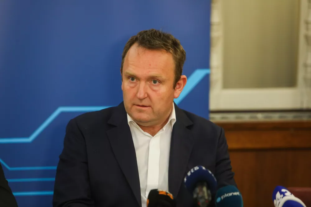 - Du&scaron;an Mes, generalni direktor Slovenskih Železnic,- 21.03.2025. Podpis pogodbe za nakup 30 novih večsistemskih električnih lokomotiv za tovorni promet med predstavniki družbe SŽ-Tovorni promet in nem&scaron;ke enote francoske multinacionalke Alstom. Pogodba je z rezervnimi deli vredna nekaj nad 152 milijonov evrov brez davka in pomeni največjo pomladitev tovrstnega voznega parka v 20 letih.//FOTO: Bojan Velikonja