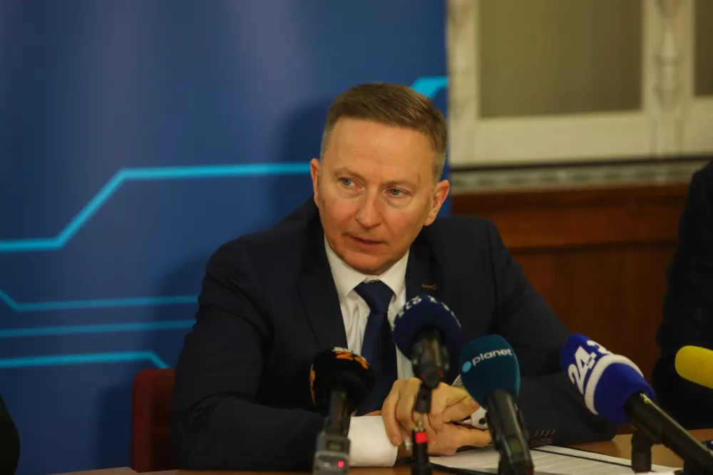 - Zbigniew Klepacki, izvr&scaron;ni direktor SŽ EP Logistika, EP Logistics International,- 21.03.2025. Podpis pogodbe za nakup 30 novih večsistemskih električnih lokomotiv za tovorni promet med predstavniki družbe SŽ-Tovorni promet in nem&scaron;ke enote francoske multinacionalke Alstom. Pogodba je z rezervnimi deli vredna nekaj nad 152 milijonov evrov brez davka in pomeni največjo pomladitev tovrstnega voznega parka v 20 letih.//FOTO: Bojan Velikonja