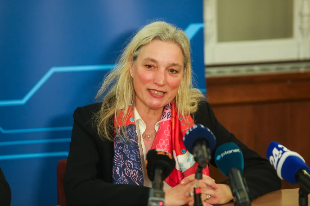 - Frederique Kalb, izvr&scaron;na direktorica za vzhodno in srednjo Evropo, Alstom,- 21.03.2025. Podpis pogodbe za nakup 30 novih večsistemskih električnih lokomotiv za tovorni promet med predstavniki družbe SŽ-Tovorni promet in nem&scaron;ke enote francoske multinacionalke Alstom. Pogodba je z rezervnimi deli vredna nekaj nad 152 milijonov evrov brez davka in pomeni največjo pomladitev tovrstnega voznega parka v 20 letih.//FOTO: Bojan Velikonja